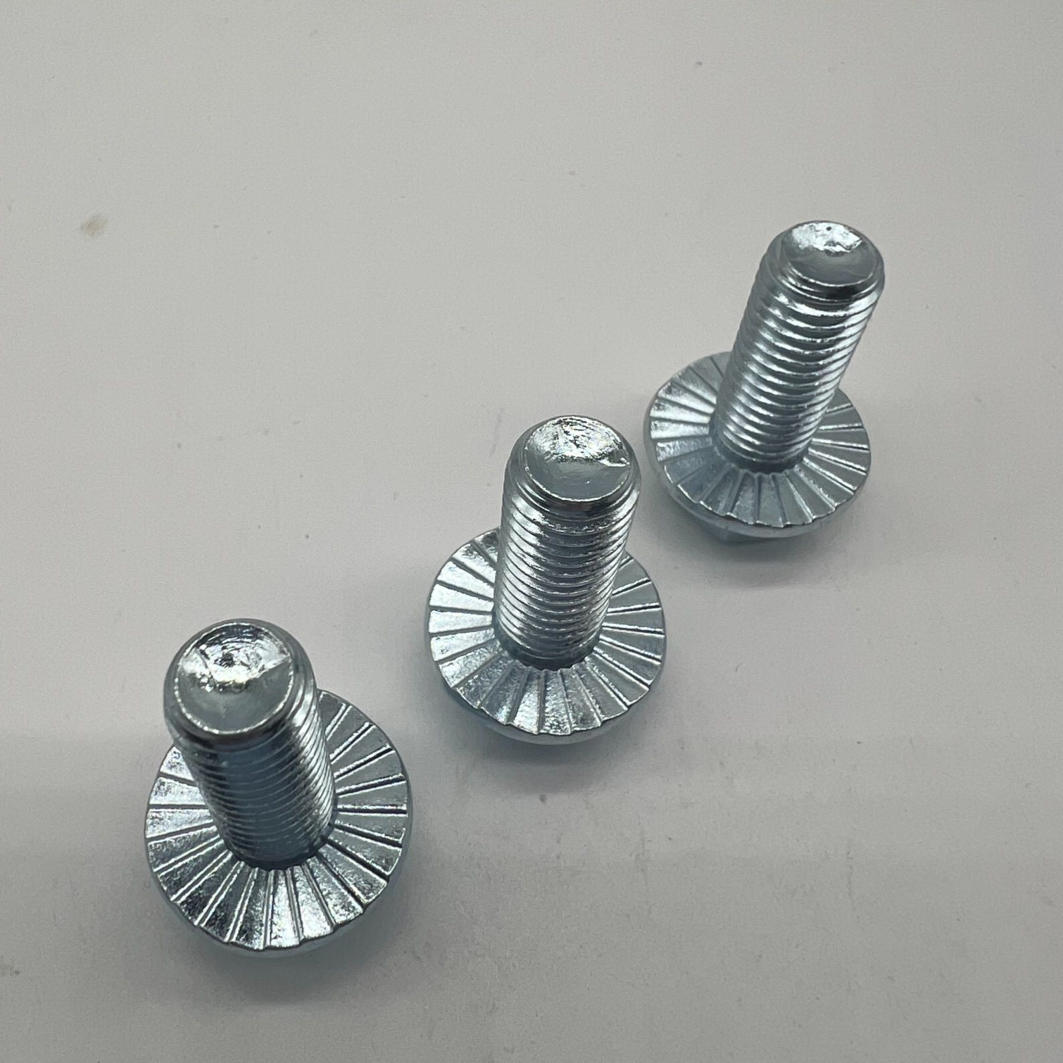 DIN6921 M10X25 Hex Flange Head Bolt with Serration 24th Cl8.8