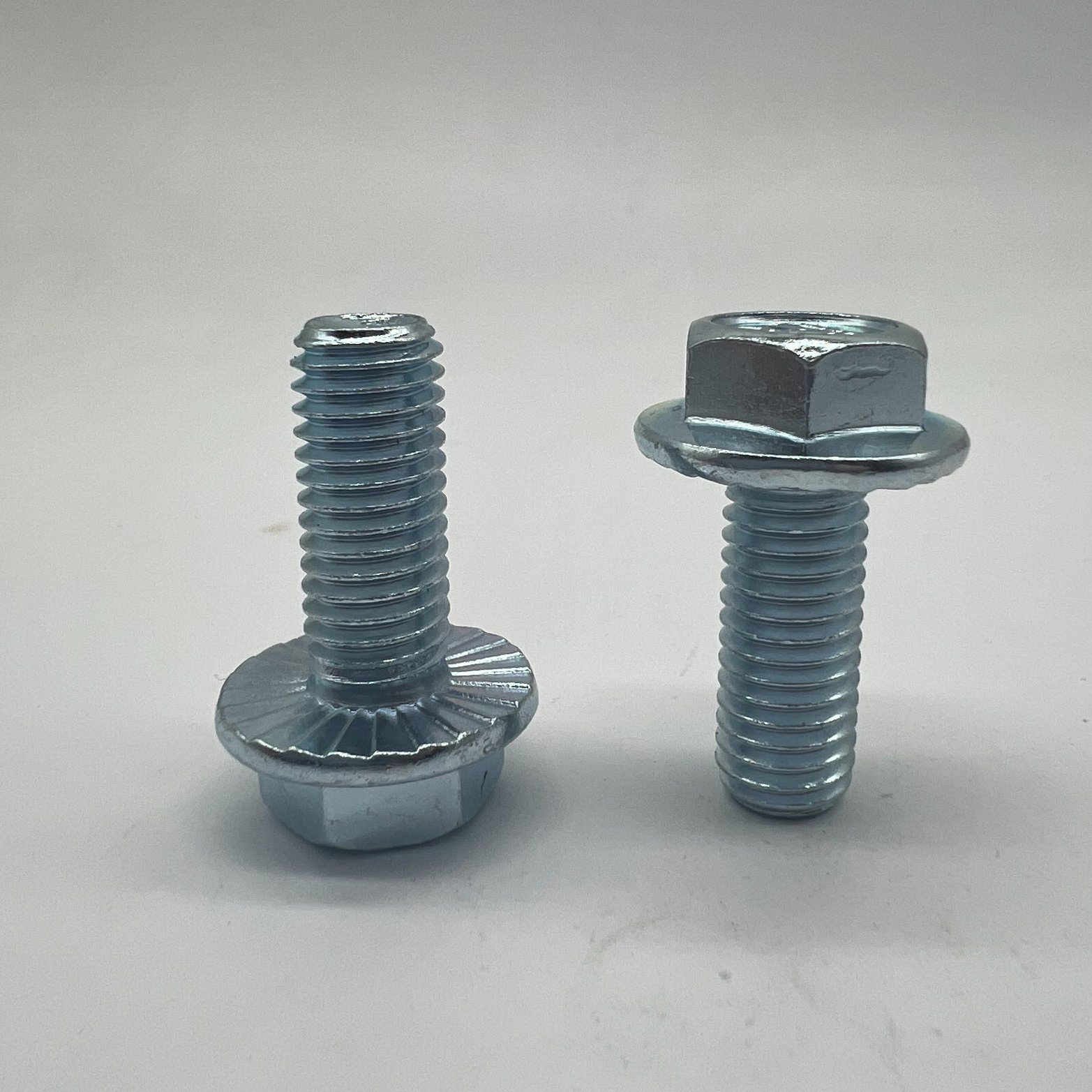 DIN6921 M10X25 Hex Flange Head Bolt with Serration 24th Cl8.8