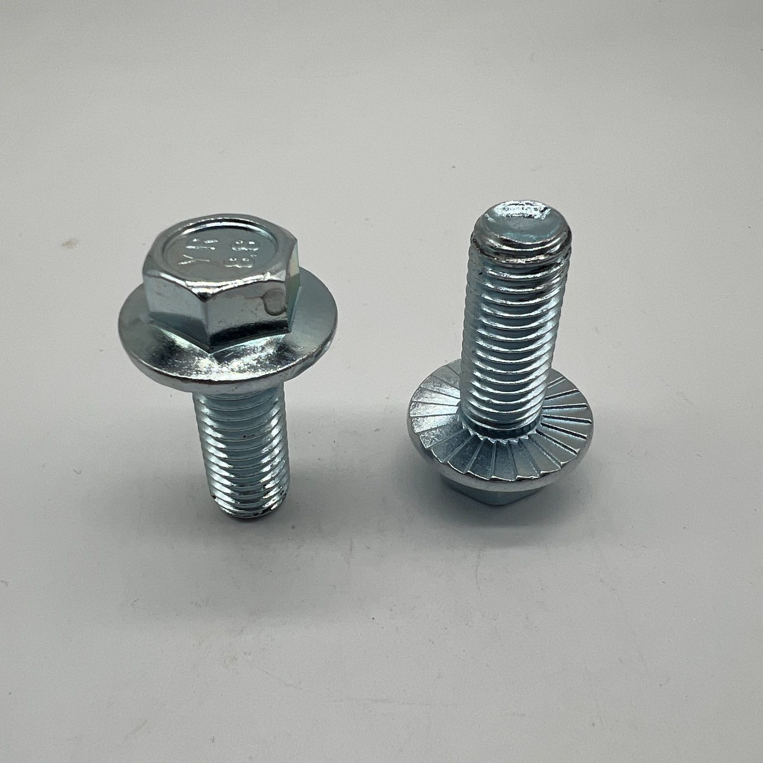 DIN6921 M12X30 Hex Bolt Flange Bolt Flange Screw Cl8.8